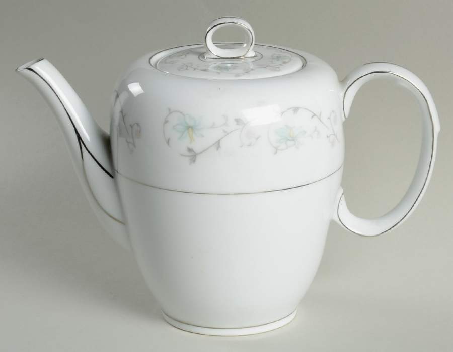 Delicate Teapot & Lid by Yamaka-1