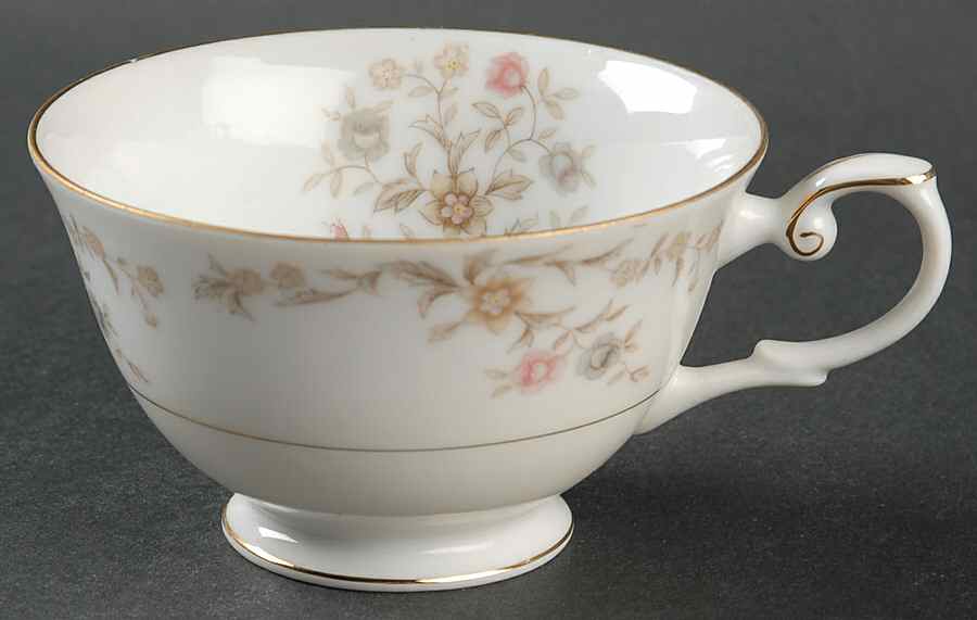 Helena Footed Cup by Yamaka-1