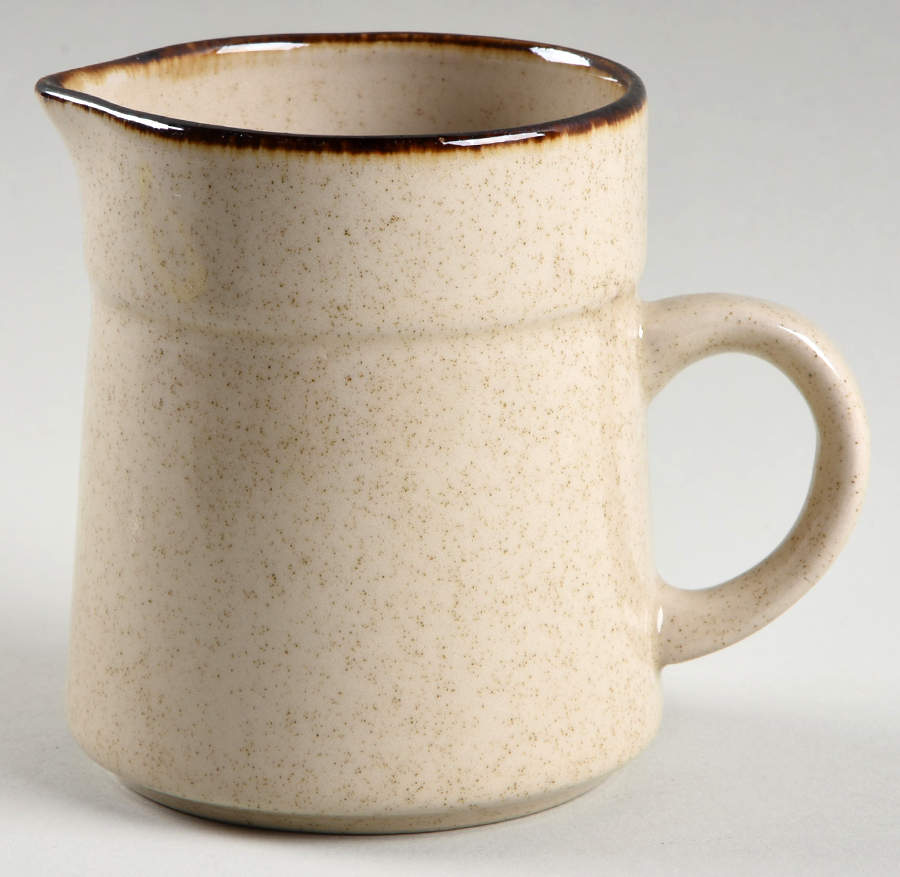 Tulips Creamer by Yamaka-1