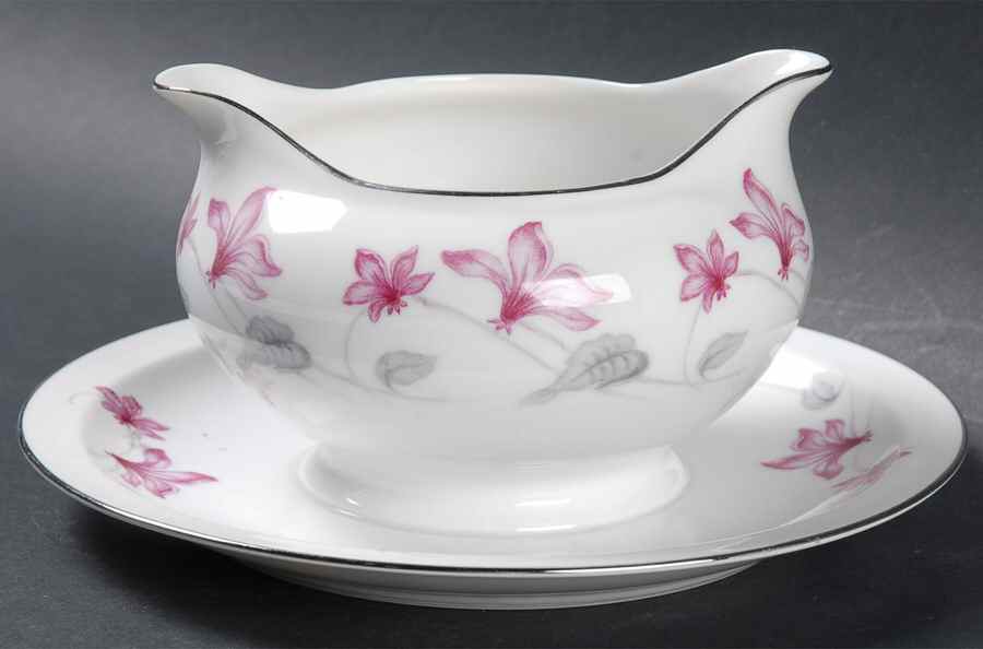 Woodbine Gravy Boat with Attached Underplate by Yamaka-1