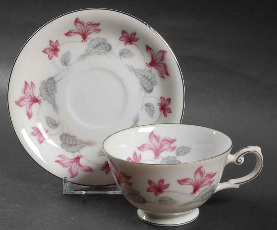 Woodbine Footed Cup & Saucer Set by Yamaka-1