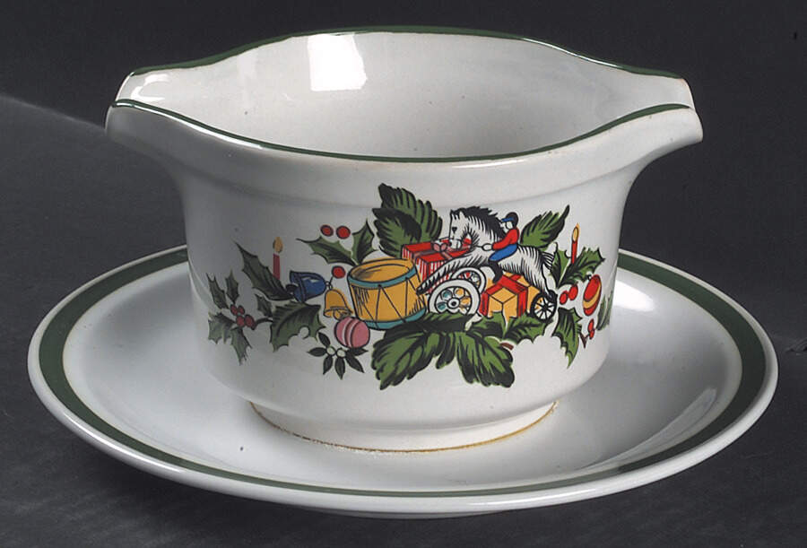 Noel Gravy Boat with Attached Underplate by Yamaka-1