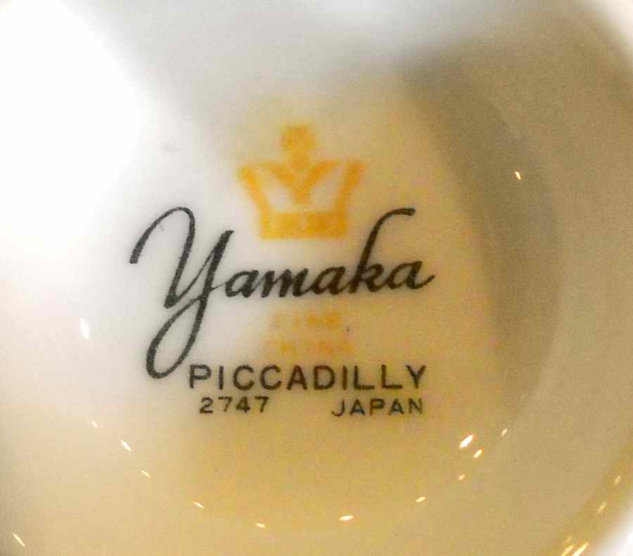 Piccadilly Green and White Mug by Yamaka-1