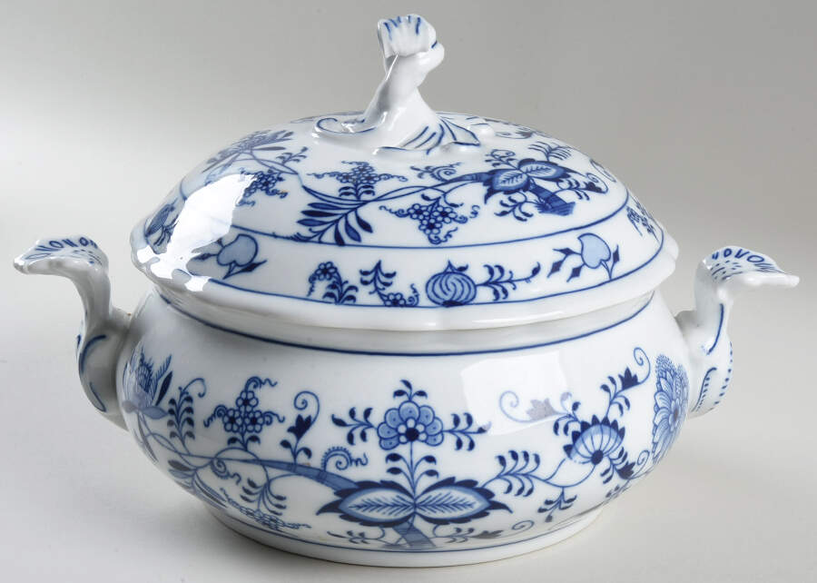 Blue Onion Round Covered Vegetable by Zwiebelmuster-1