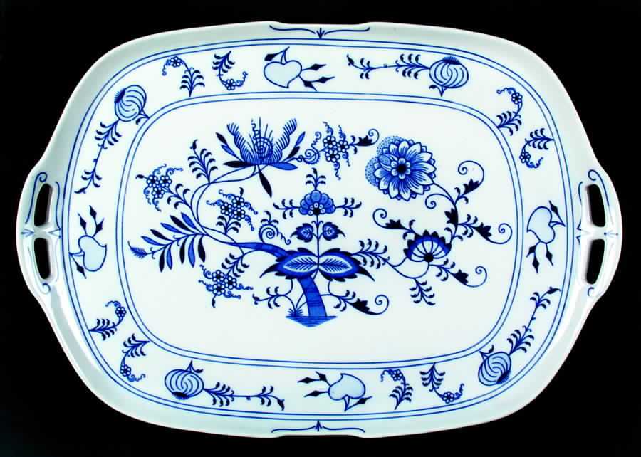 Blue Onion Handled Serving Tray by Zwiebelmuster-1