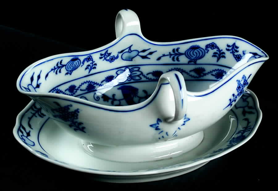 Blue Onion Gravy Boat with Attached Underplate by Zwiebelmuster-1