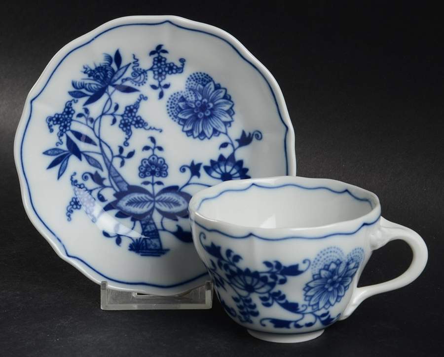 Blue Onion Flat Cup & Saucer Set by Zwiebelmuster-1