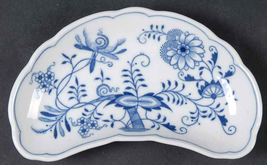 Blue Onion Bone Dish by Zwiebelmuster-1