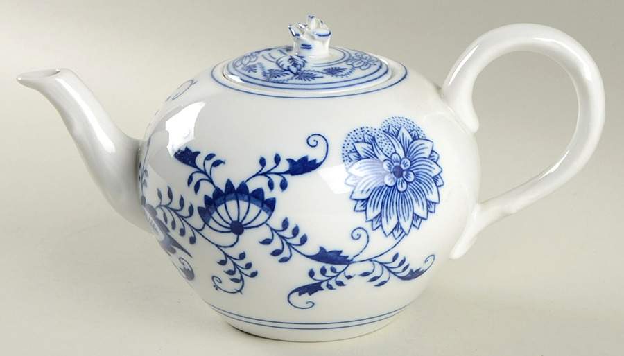 Blue Onion Mini Teapot & Lid by Zwiebelmuster-1