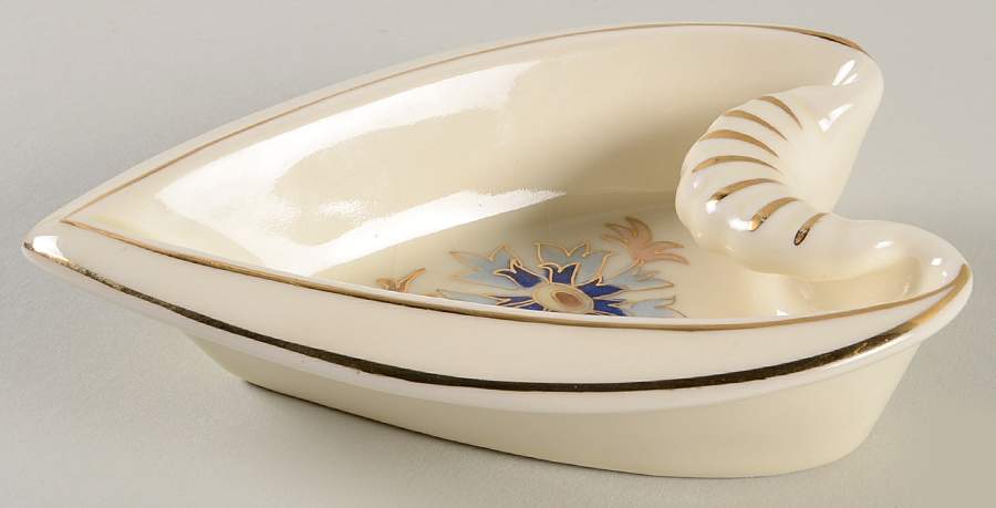 9335-059 Small Heart Shape Ashtray by Zsolnay-1