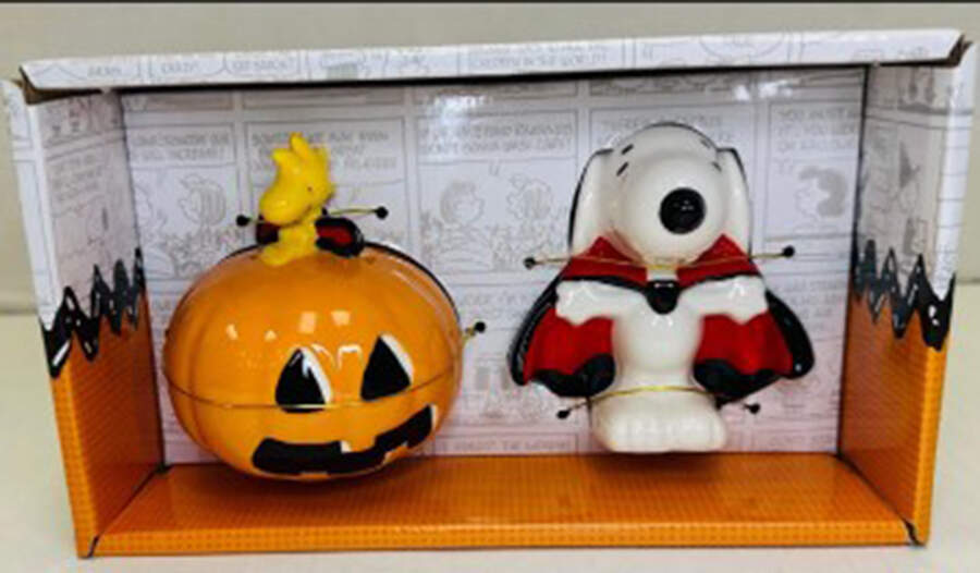 Peanuts Halloween Figural Salt and Pepper by Zrike-1