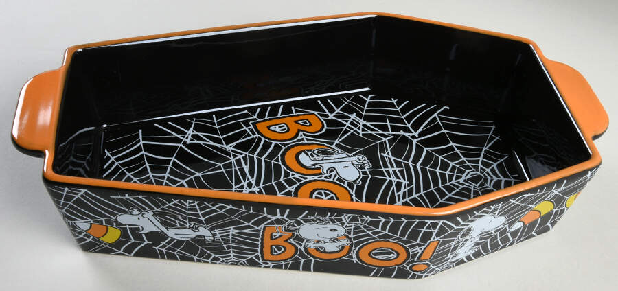 Peanuts Halloween 2 Qt Coffin Shaped Figural Baker No Lid by Zrike-1