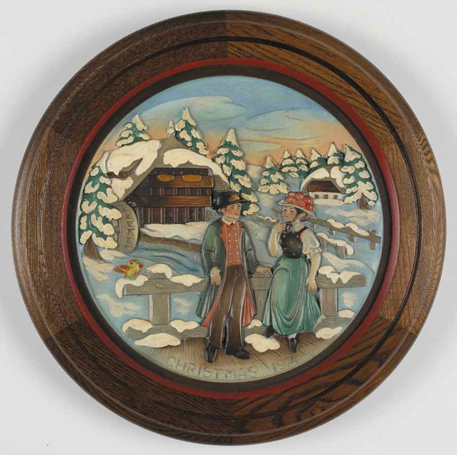 Anri Christmas Plate Young Man And Girl - Boxed by Anri-1