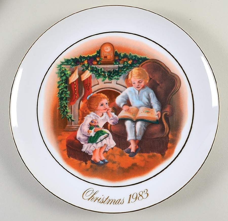 Christmas Plate Enjoying The Night Before Christmas - Boxed by Avon-1