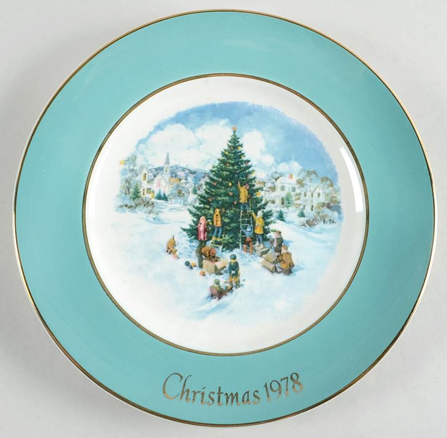 Christmas Plate Trimming The Tree - No Box by Avon-1