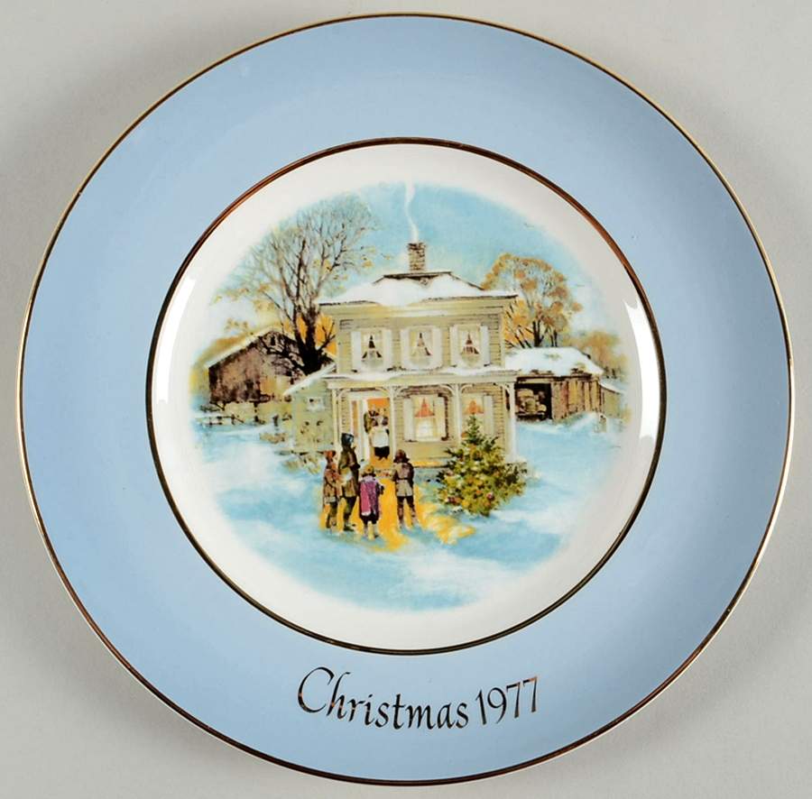 Christmas Plate Carollers In The Snow  - Boxed by Avon-1
