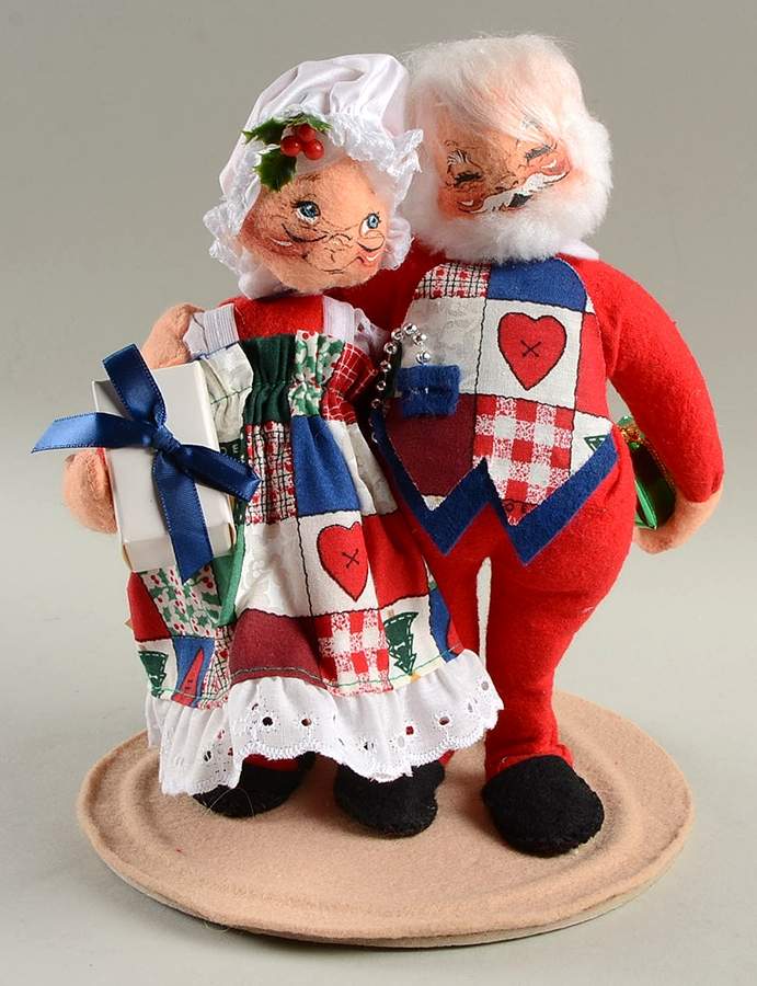 Santa and Mrs Santa Mr & Mrs Santa Exchanging Gifts - No Box by Annalee-1
