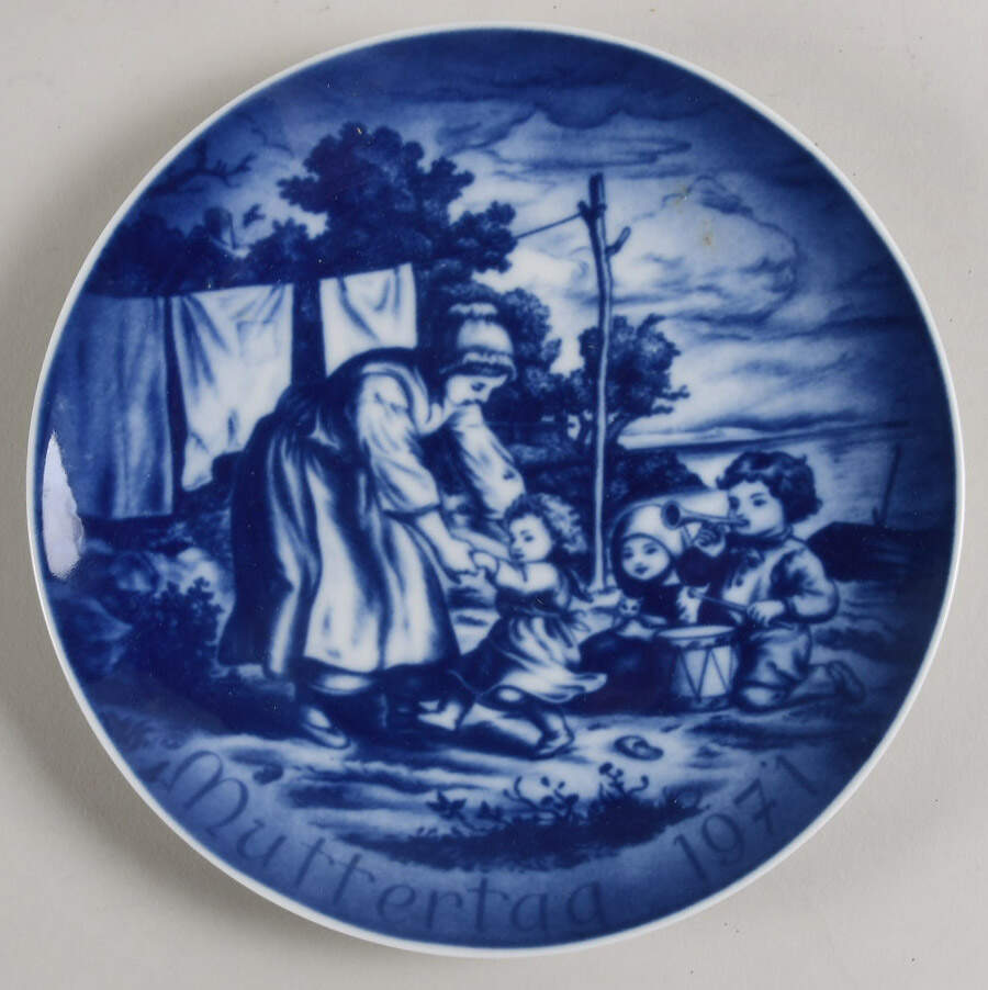 Bareuther Mothers Day Plate Mother And Children - No Box by Bareuther & Co-1