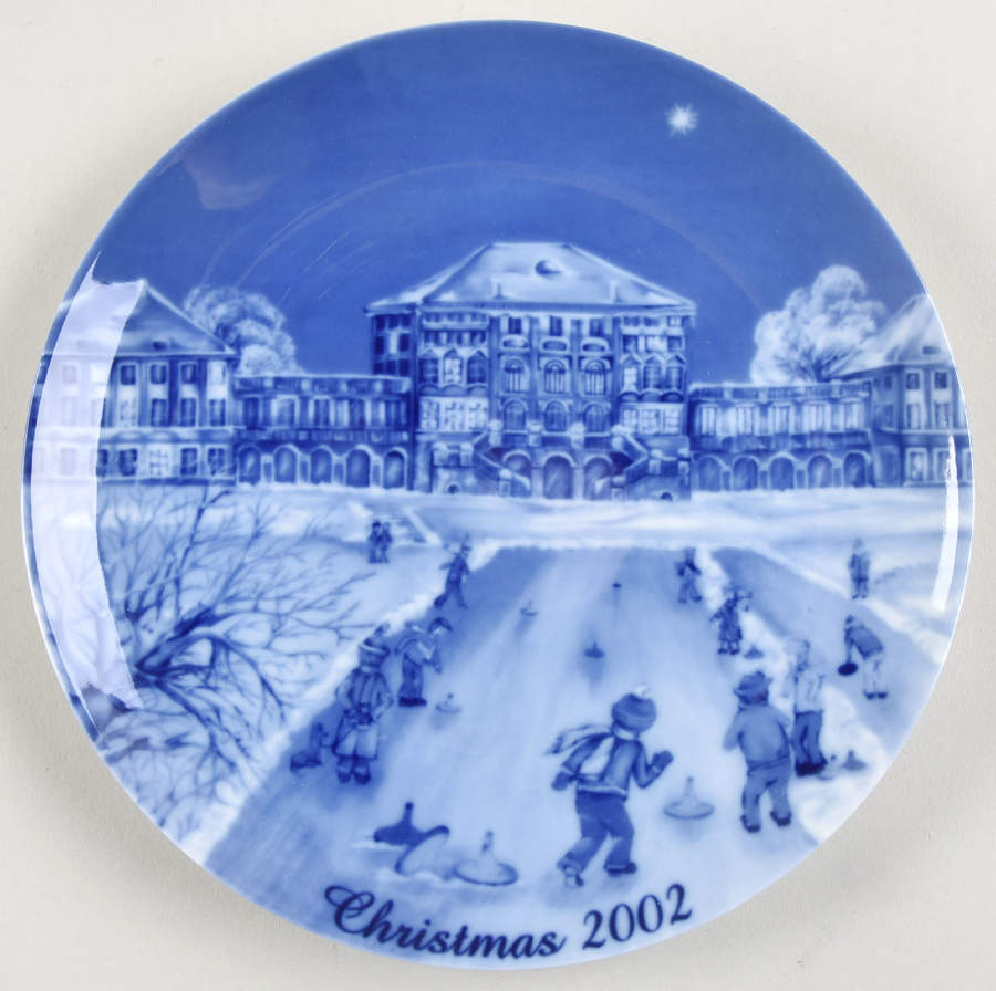 German Christmas Plates Winterpleasure In Front Of Nymphenburg C - Boxed by Berlin Design-1