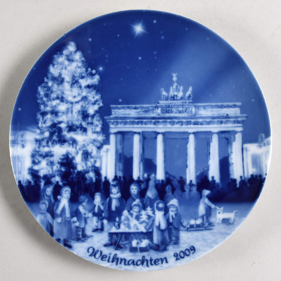 German Christmas Plates Christmas Eve At The Brandenburer Tor - With Box 40a by Berlin Design-1