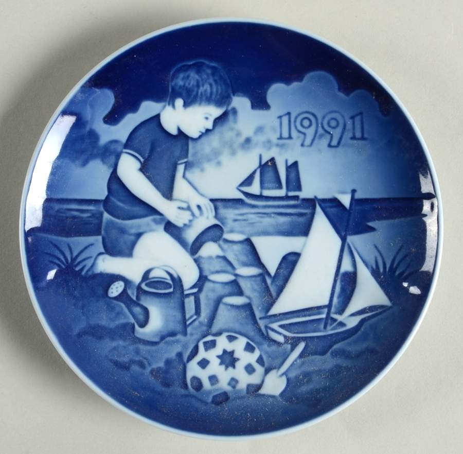 Children's Day Fun On The Beach - Boxed by Bing & Grondahl-1