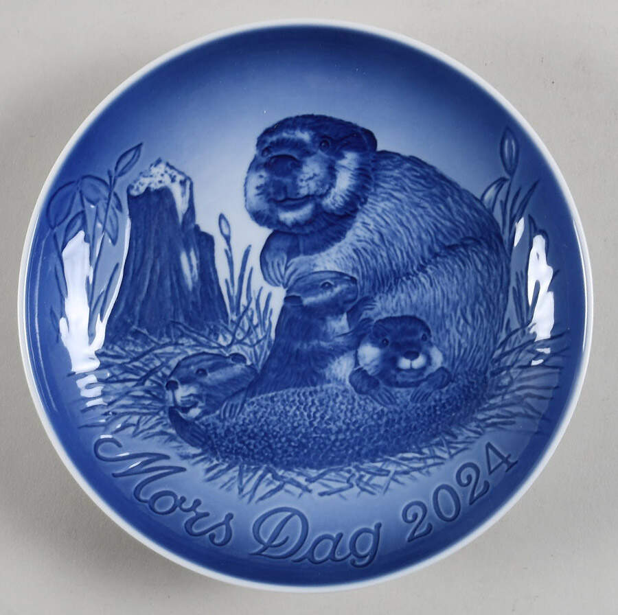 Mother's Day Plate Mama Beaver And Her Cubs - Boxed by Bing & Grondahl-1