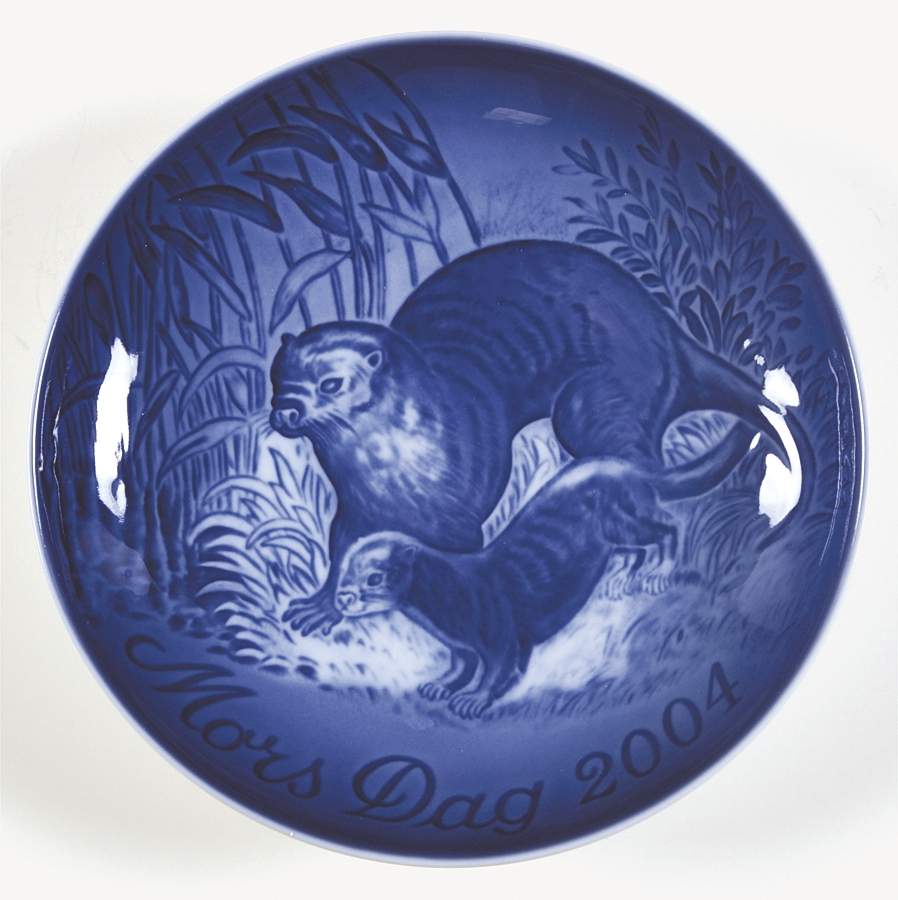 Mother's Day Plate Otter With Young - No Box by Bing & Grondahl-1