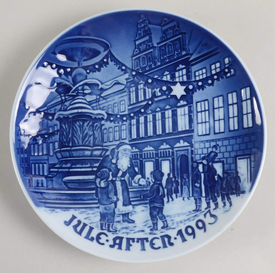 Annual Christmas Plate Father Christmas - Boxed by Bing & Grondahl-1