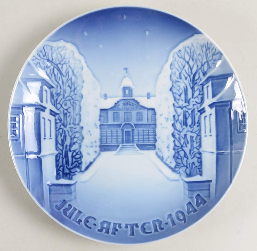 Annual Christmas Plate Sorgenfri Castle - No Box by Bing & Grondahl-1