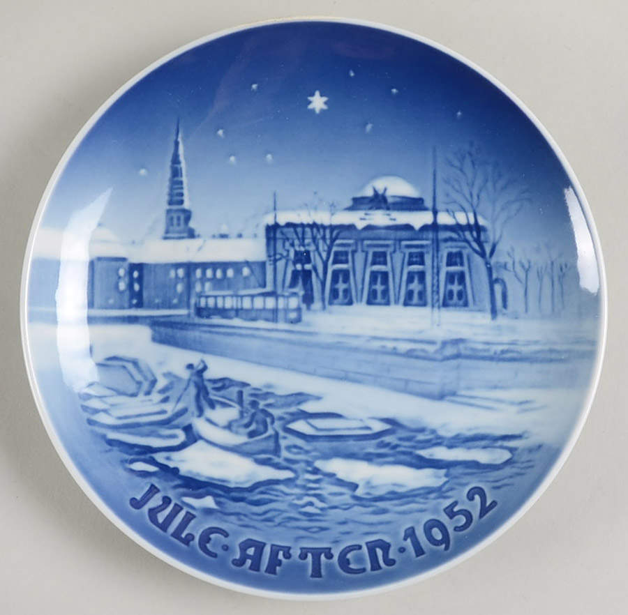 Annual Christmas Plate Thorvaldsen Museum - No Box by Bing & Grondahl-1