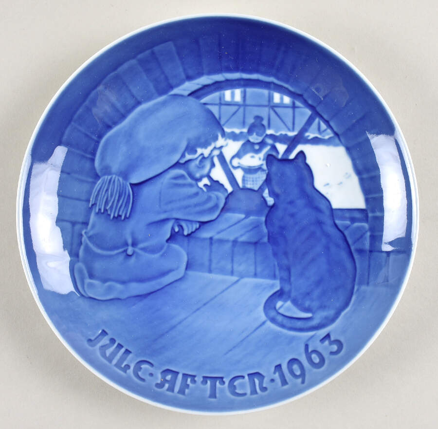 Annual Christmas Plate The Christmas Elf - No Box by Bing & Grondahl-1