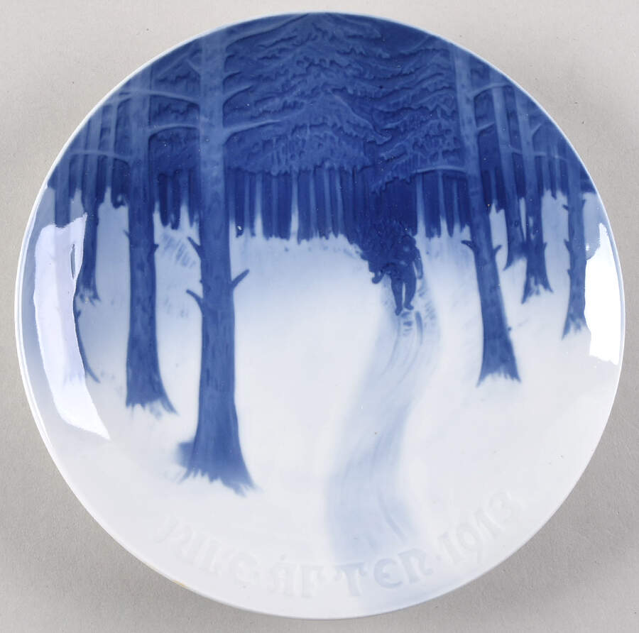 Annual Christmas Plate Bringing Home The Yule Tree - No Box by Bing & Grondahl-1