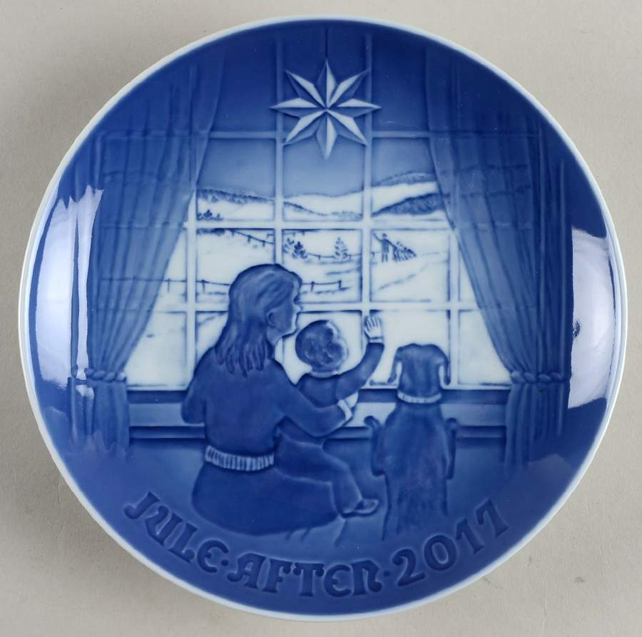 Annual Christmas Plate Waiting For Father - Boxed by Bing & Grondahl-1