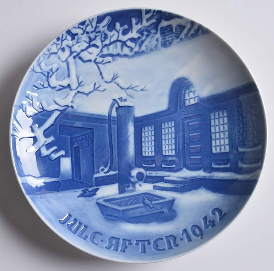 Annual Christmas Plate Danish Farm On Christmas Night - No Box by Bing & Grondahl-1