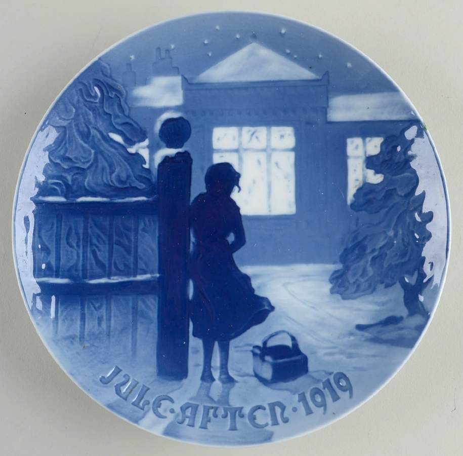 Annual Christmas Plate Outside The Lighted Window - No Box by Bing & Grondahl-1