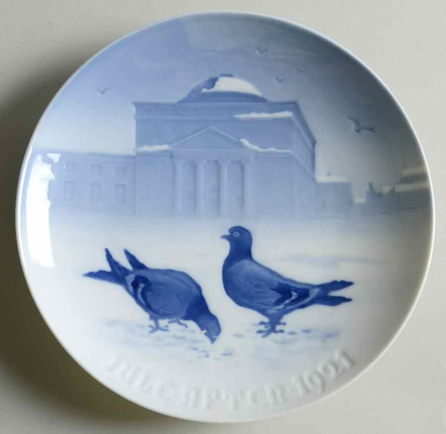 Annual Christmas Plate Pigeons In The Castle Court - No Box by Bing & Grondahl-1