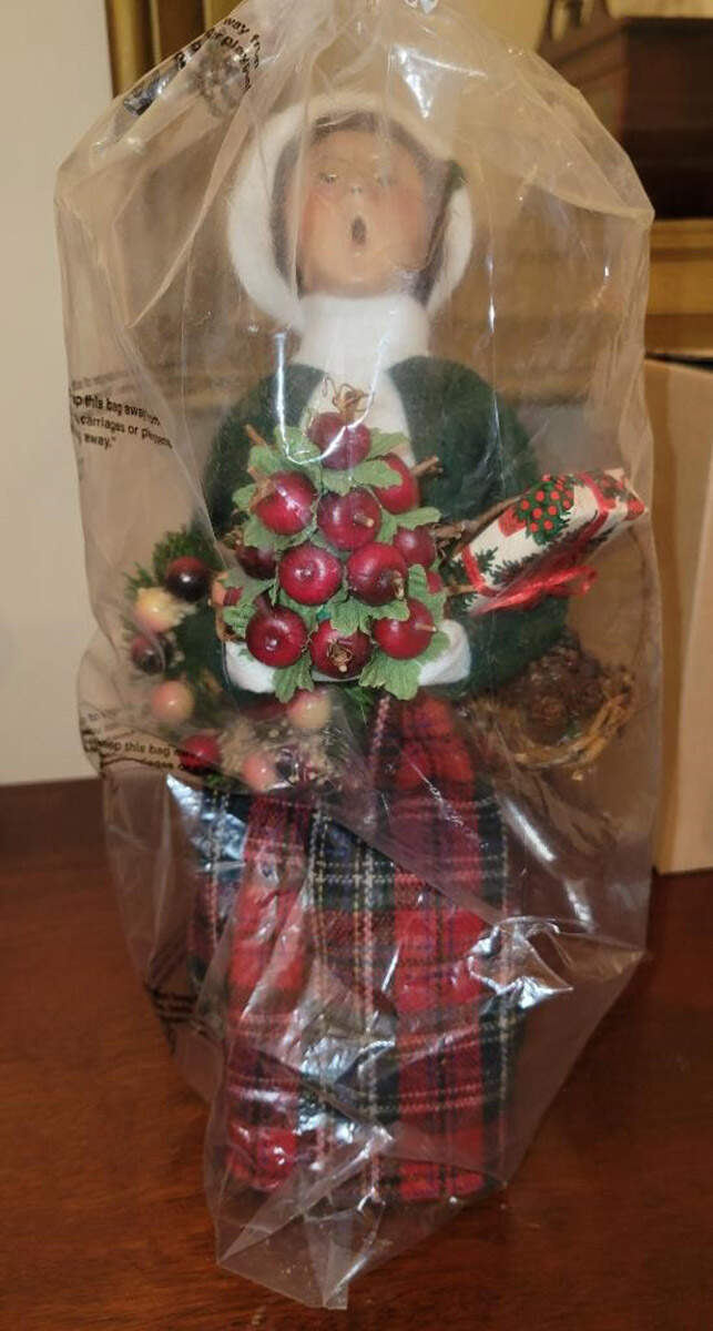 Traditional Assorted Carolers Shopper Woman With Applecone - No Box Nb1678 by Byers' Choice Ltd-1