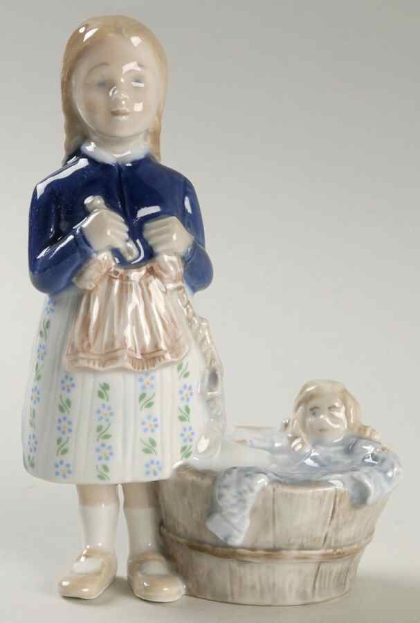 Children's Day-Figurine Wash Day - No Box by Bing & Grondahl-1
