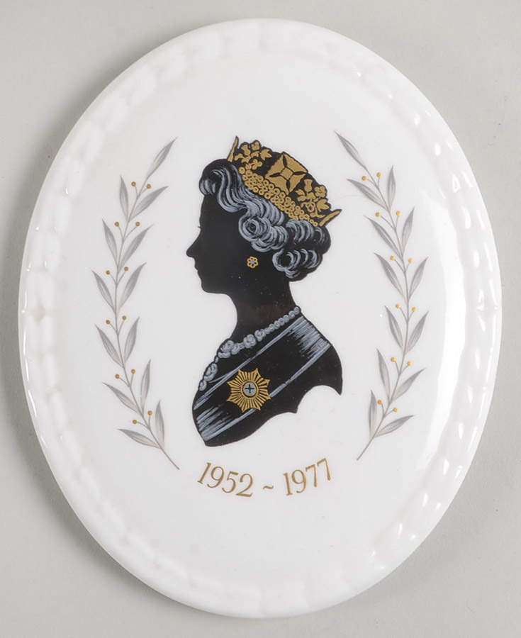 Coalport Royalty Giftware Elizabeth Ii Silver Jubilee Plaque - No Box by Coalport-1