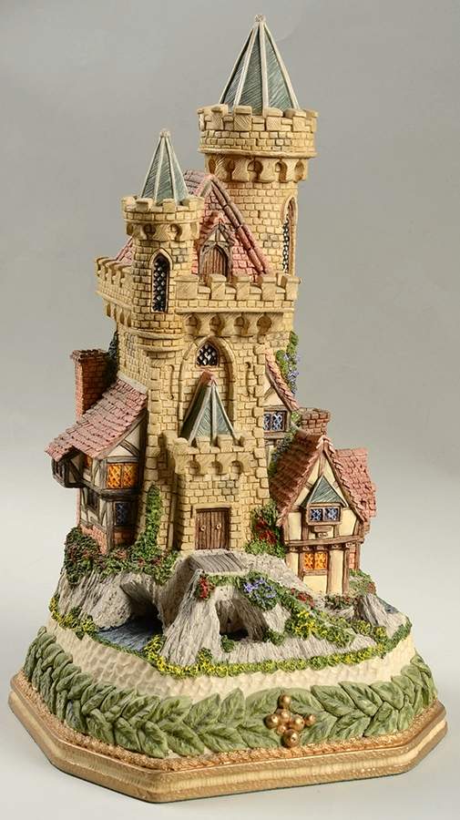 English Village Guardian Castle-Premier - Boxed by David Winter-1