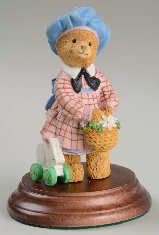 The Upstairs Downstairs Bears Betsy Sweetcroft-Going Out For Tea - Boxed by Department 56-1