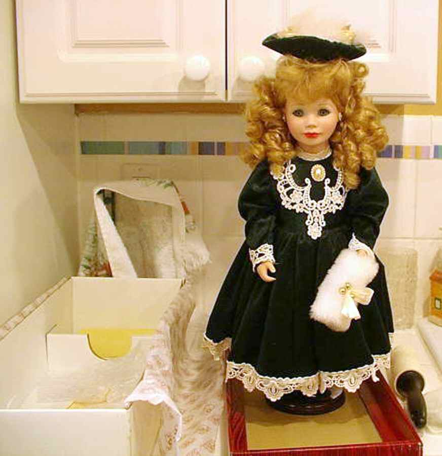 Dynasty Dolls Genevieve (Christmas-Musical) - Boxed by Dynasty Doll-1