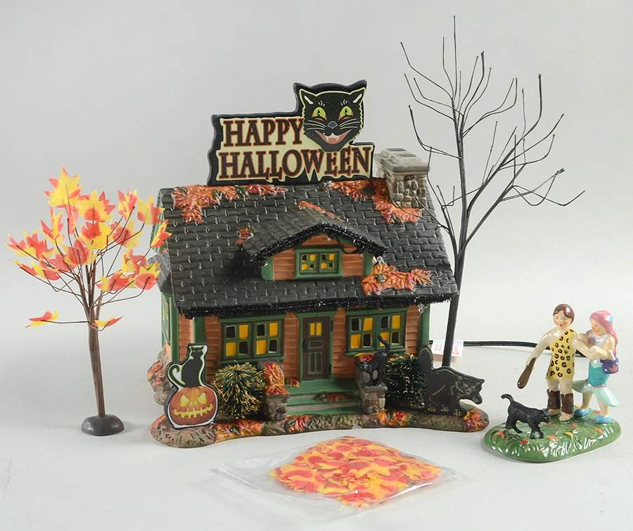 Trick Or Treat Lane - Snow Village Halloween Black Cat Flat - Boxed by Department 56-1