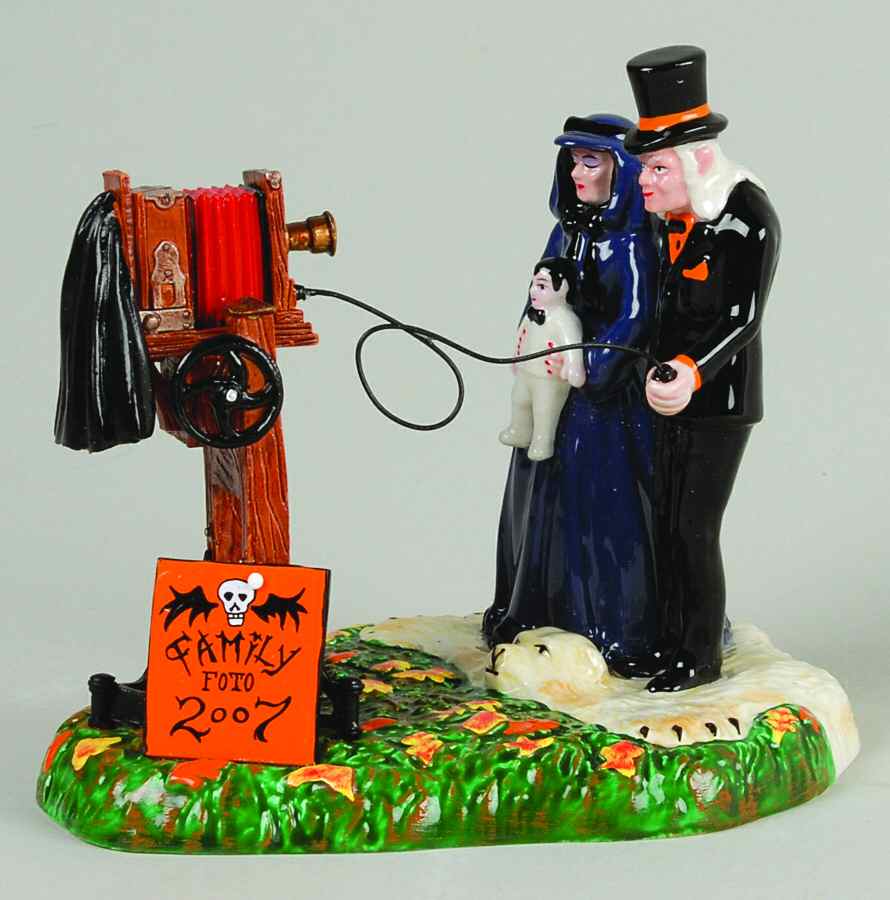Snow Village Halloween A Gravely Haunting 2007 - Boxed by Department 56-1