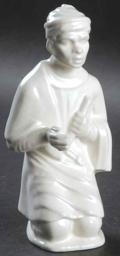 Dresden Nativity 2 King Kneeling - No Box by Sandizell-1