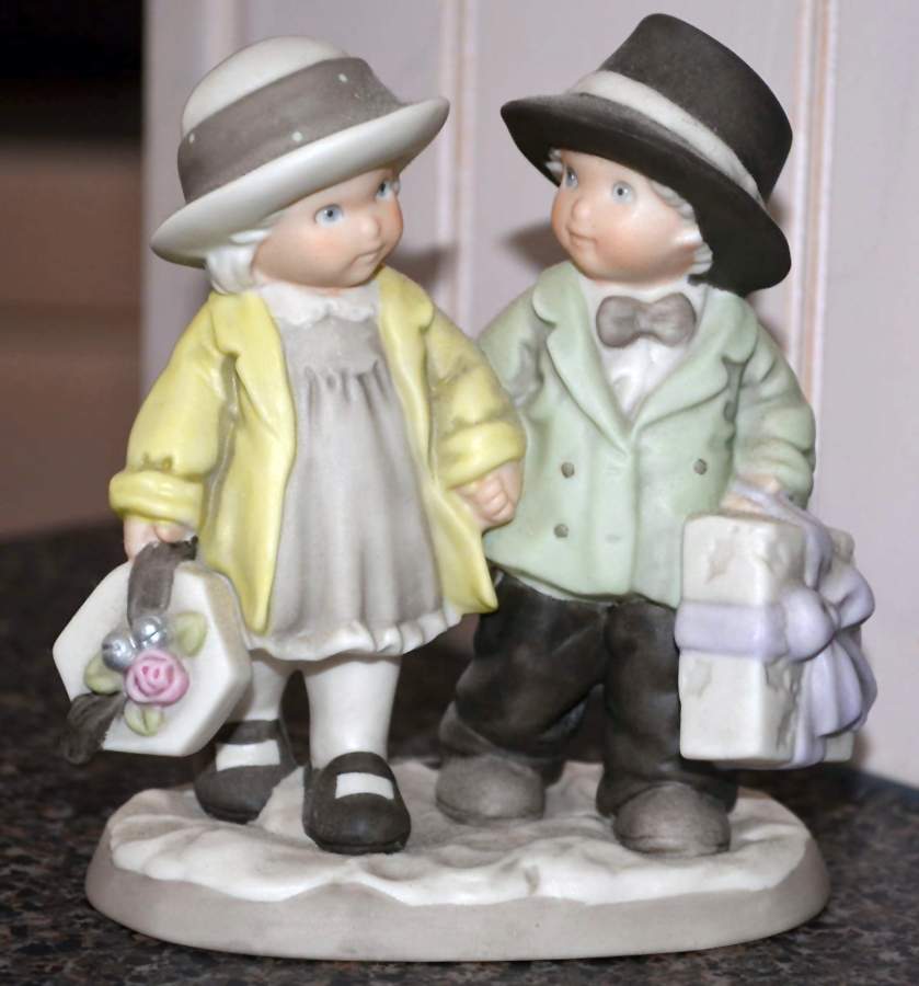 Pretty As A Picture  Sharing The Joy Of The Season - Boxed by Enesco-1