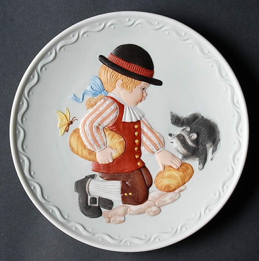 Cobblestone Kids Feeding The Racoon - No Box by Franklin Mint-1