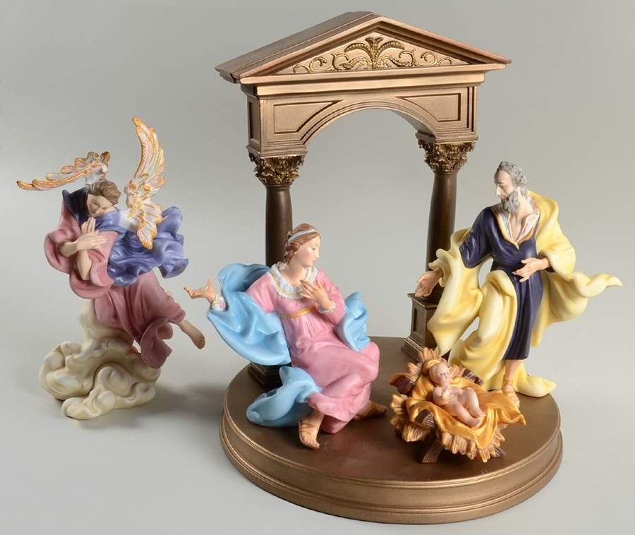 Vatican Nativity Set 5 Pc Boxed Set-Holy Family; Angel & Crec - With Box by Franklin Mint-1