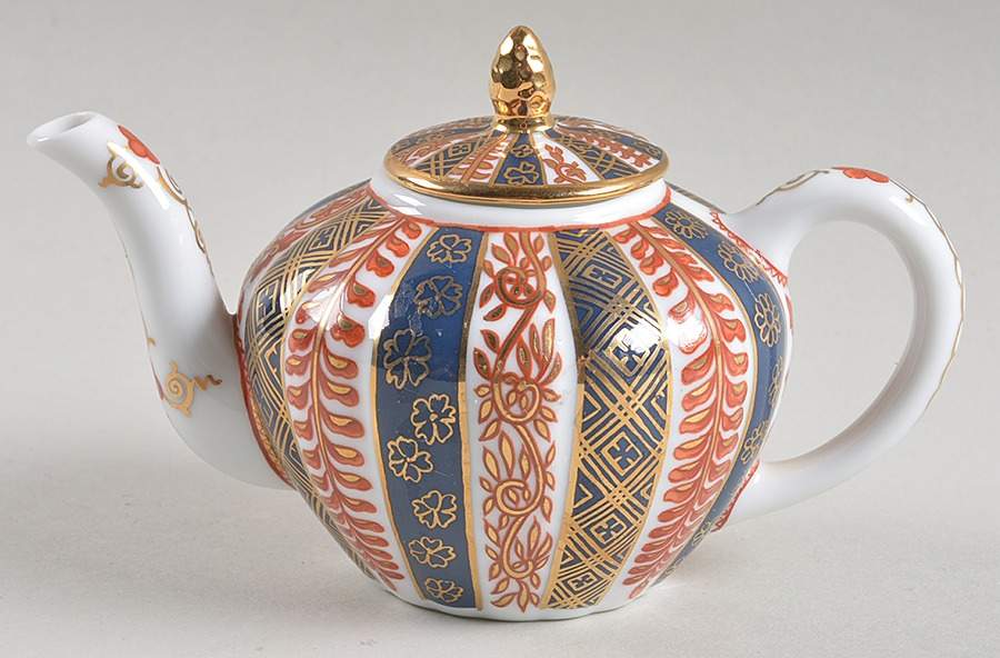 Victoria and Albert Museum Tea Pot Meissen - No Box by Franklin Mint-1