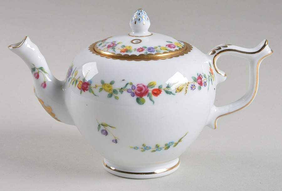 Victoria and Albert Museum Tea Pot Chelsea Derby - No Box by Franklin Mint-1